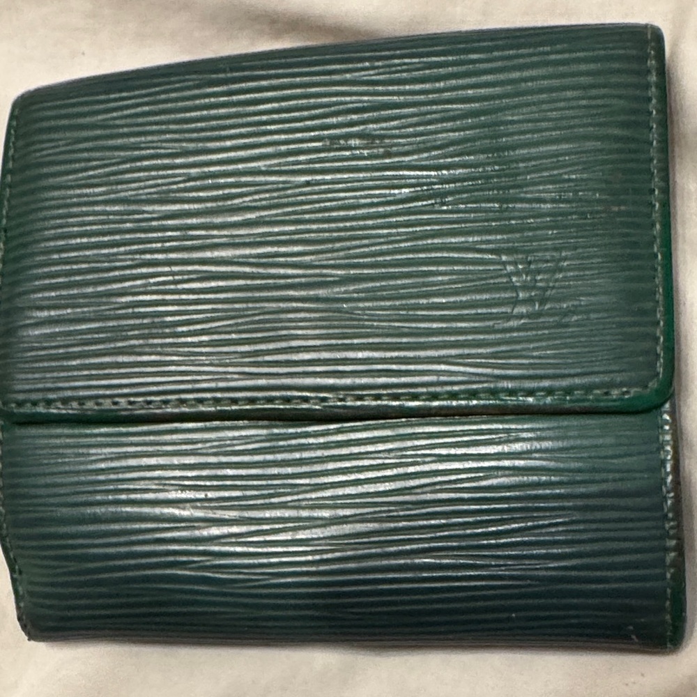 Louis Vuitton Elegant Green Textured Wallet